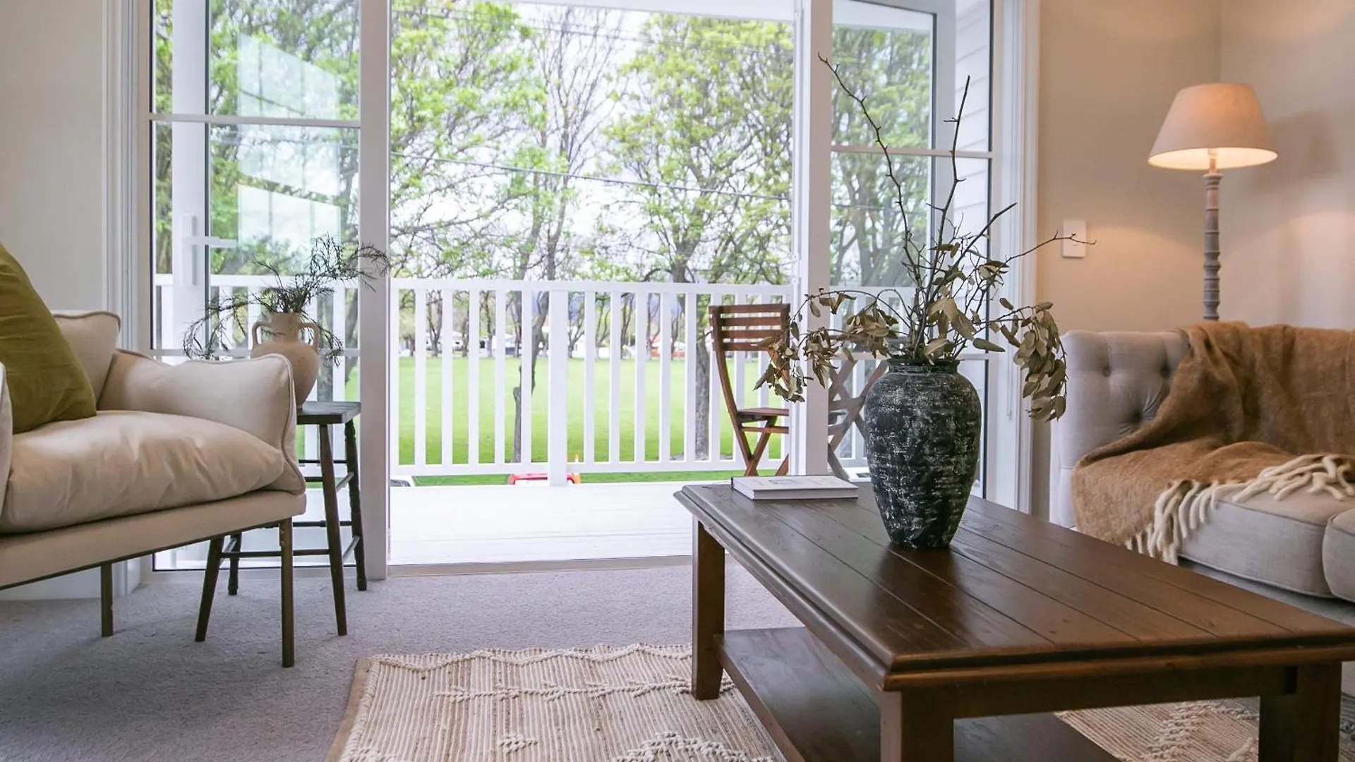 3 Bed Family Retreat Classic Charm With Park Views Christchurch 0*,